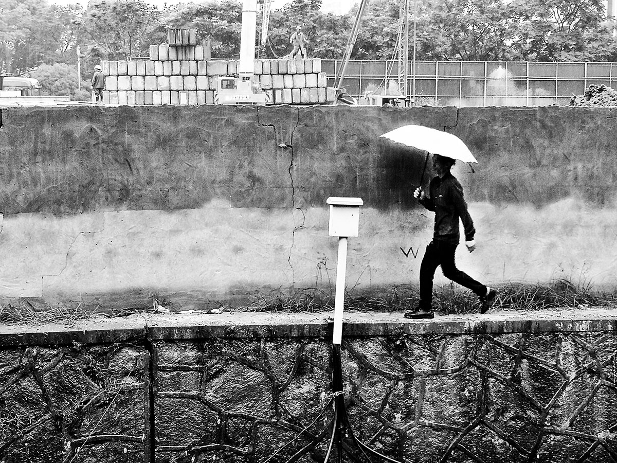 7、雨夜巡查（陳興忠）.jpg